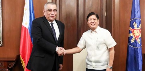 رئيس الفلبين يودّع السفير العماني