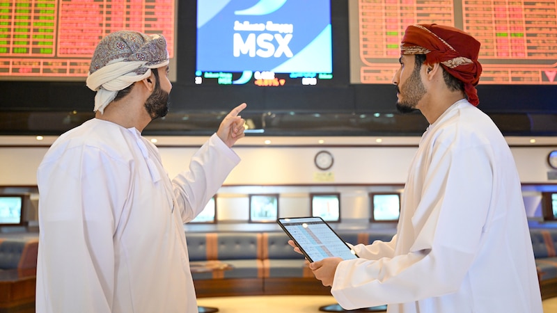 بعد ضغوطات بيع: بورصة مسقط تتخلى عن أفضل مستوى لها في 8 أعوام
