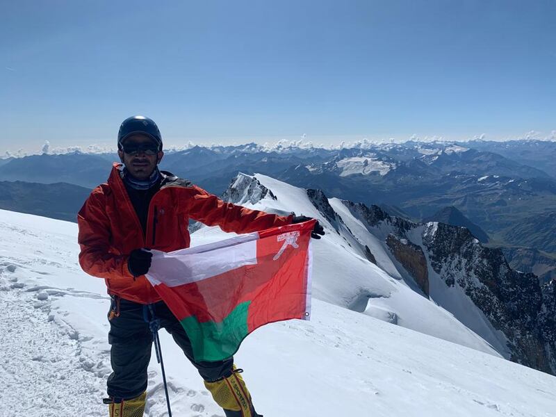 رفع علم السلطنة وصورة جلالة السلطان على قمة جبل ارتفاعها أكثر من 4800 متر