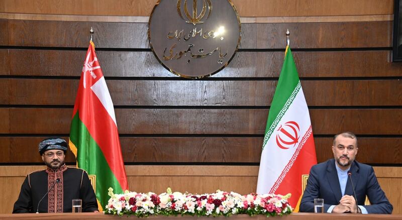 وزير الخارجية العماني ونظيره الإيراني يؤكدان على تعزيز العلاقات وإيجاد الحلول السلمية