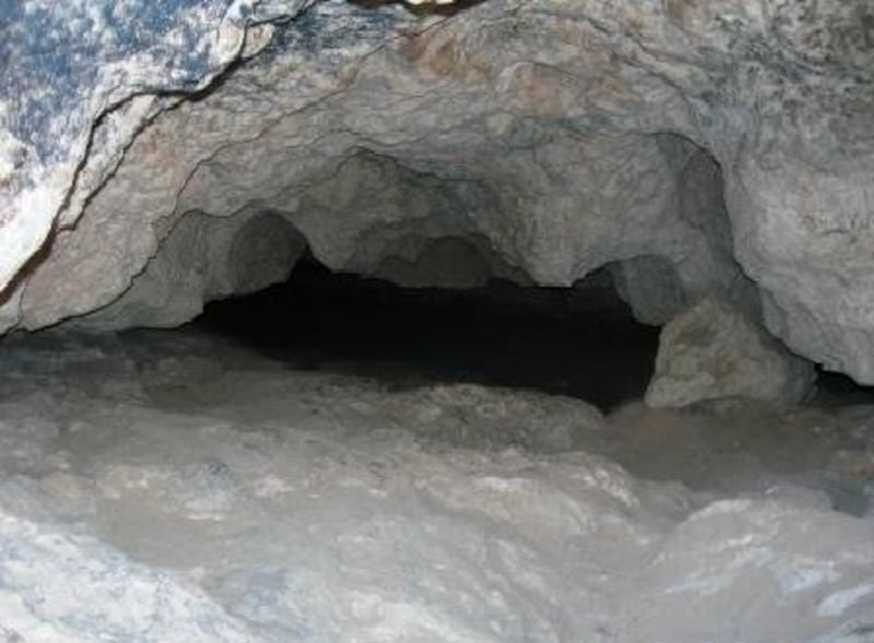 ما الذي يُميز  كهف “صحور” حتى يكون لوحة فنية طبيعية؟