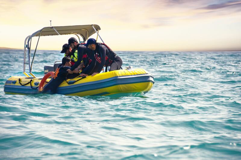 “الدفاع المدني” تتعامل مع حادث اصطدام قارب صيد