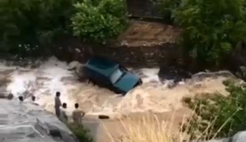 تعمد عبور الوادي واستوقفته الشرطة؛ فما عقوبته؟