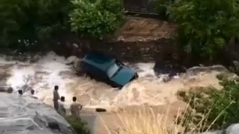تعمد عبور الوادي واستوقفته الشرطة؛ فما عقوبته؟