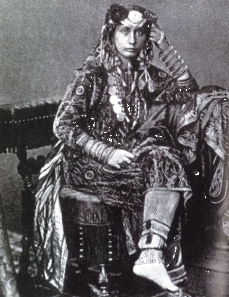 بالصور: تنوع زاهٍ بين أنماط الزي النسائي للمرأة العمانية