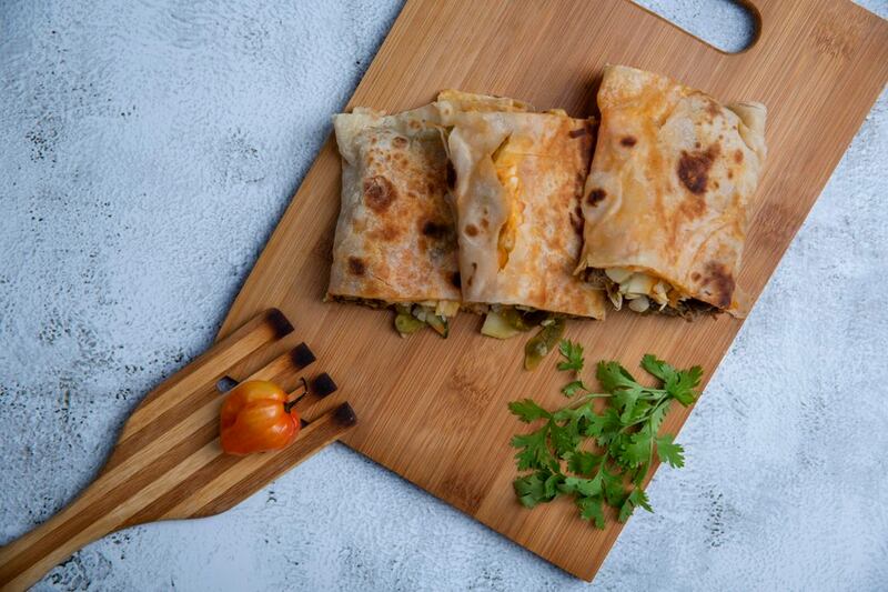 مُصوِّر عُماني يدعم 30 مشروعًا منزليًا بعدسته