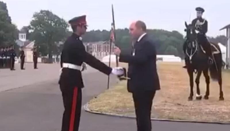 عماني يحصل على سيف الشرف من “سانت هيرست”