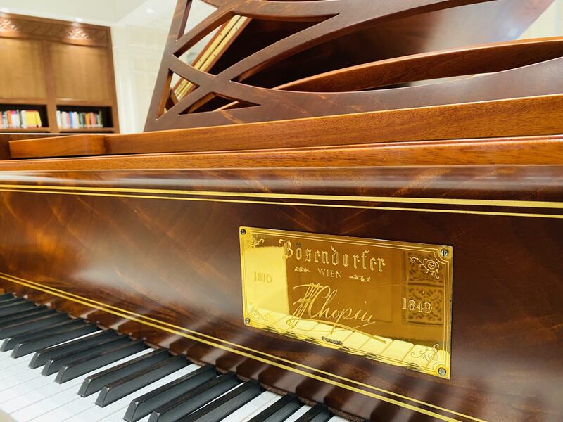 من مقتنيات السلطان قابوس بن سعيد: صور ومعلومات عن بيانو في دار الأوبرا السلطانية