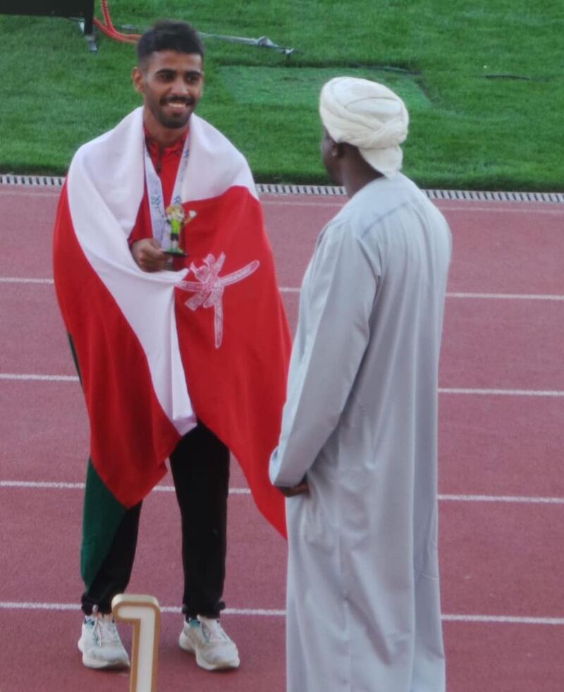 عداء عماني يحقق 3 ذهبيات في بطولة واحدة