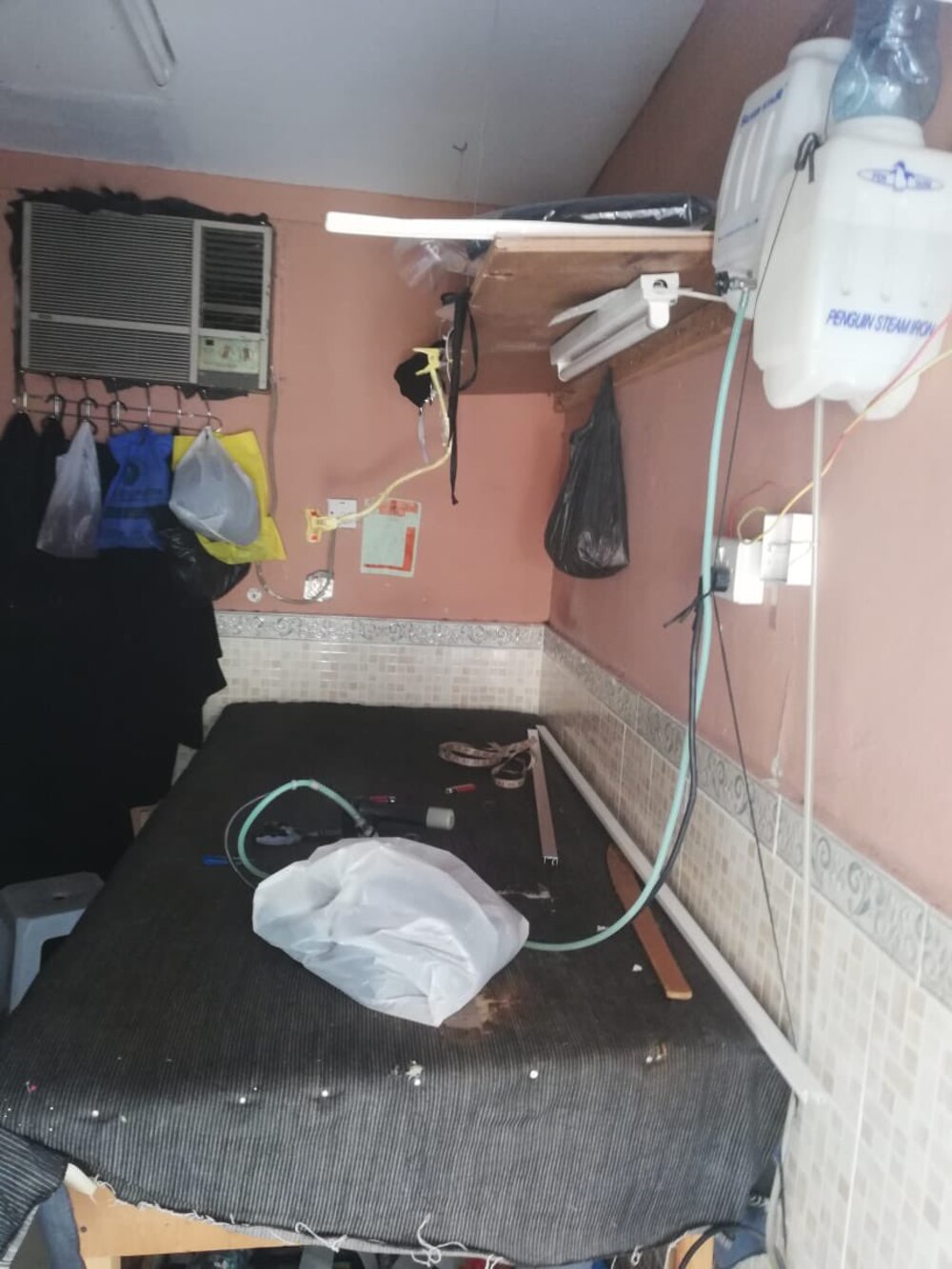 بالصور: سكن يتحوّل لخياطة الملابس