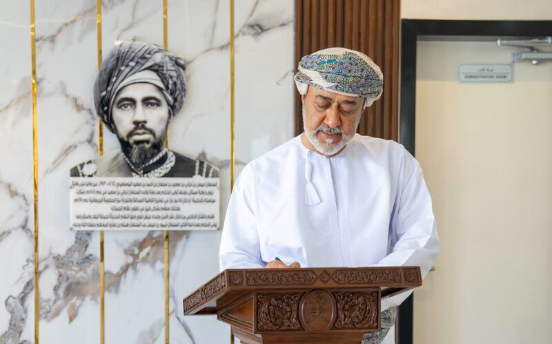 هذا ما دونه جلالة السلطان في سجل زوار مدرسة السلطان فيصل بن تركي 