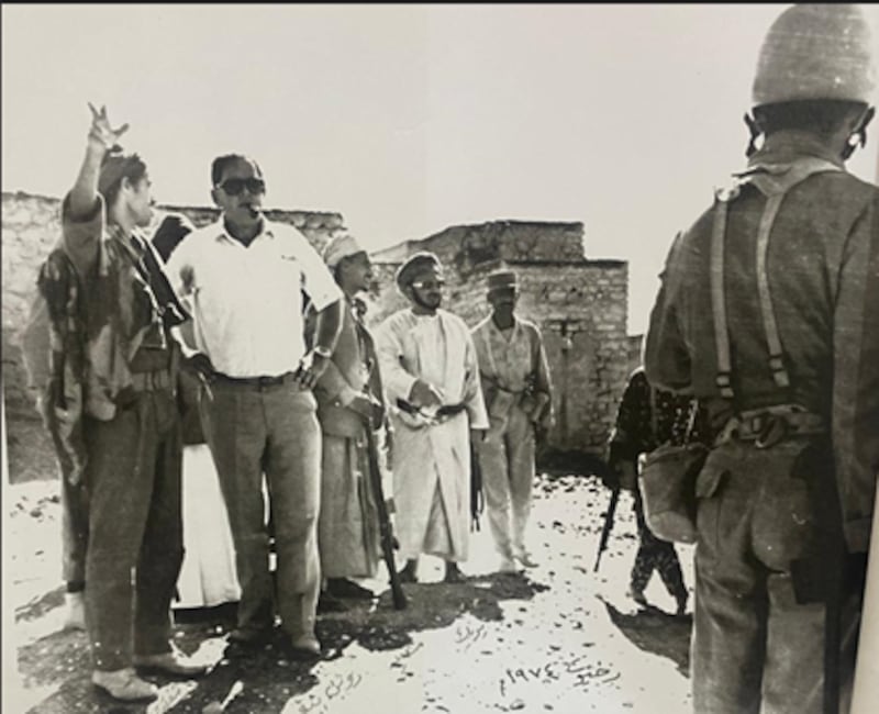 والي ظفار ونائب والي ظفار برخيوت وعدد من القادة العسكريين بعد تحرير المدينة