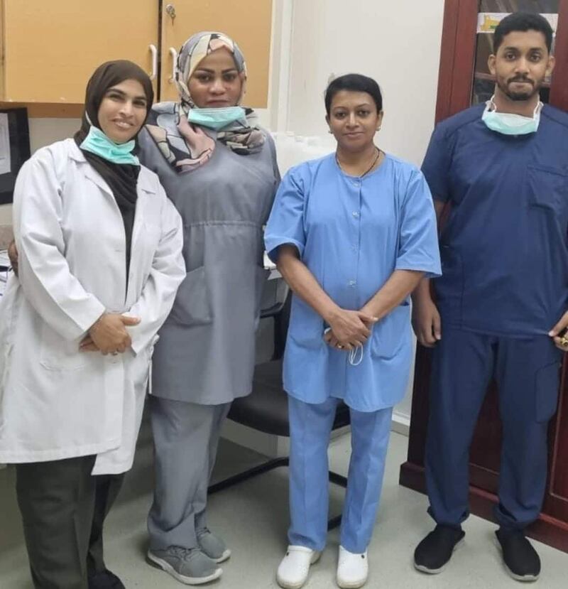 كفاح امرأة عُمانية: المضمّدة التي طوّرت نفسها لتحصل على البورد الأمريكي في التعقيم