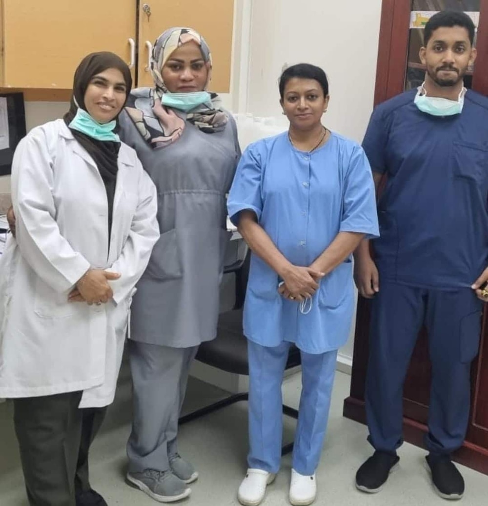 كفاح امرأة عُمانية: المضمّدة التي طوّرت نفسها لتحصل على البورد الأمريكي في التعقيم