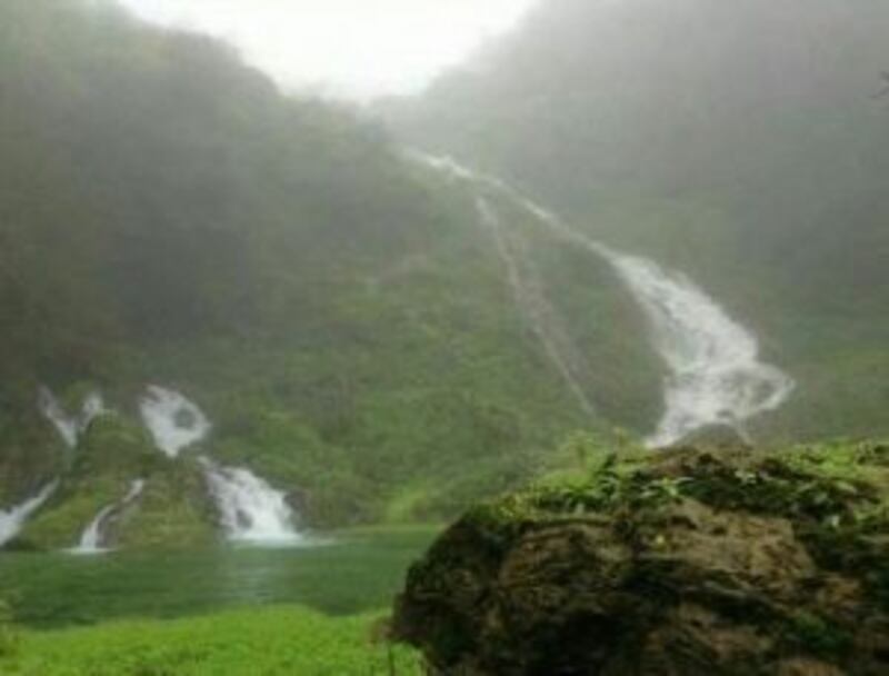 تعرّف على عين “أضبيض”.. العين الخفية في قلب ظفار