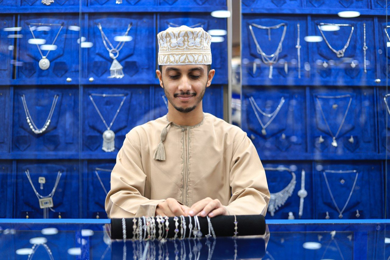 لماذا يُفضِّل شباب نزوى الأعمال الحرة؟