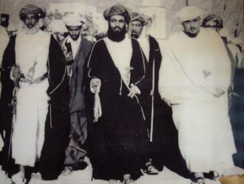 يُعدّ شخصية استثنائية: تعرف على سيرة طارق بن تيمور والد جلالة السلطان 