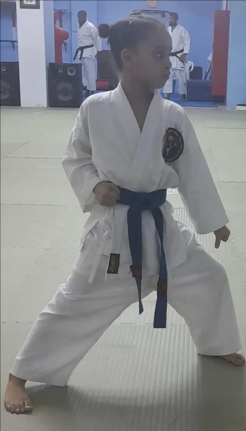 الطفلة سميرة: بطلة عمانية جديدة في رياضة الكاراتيه