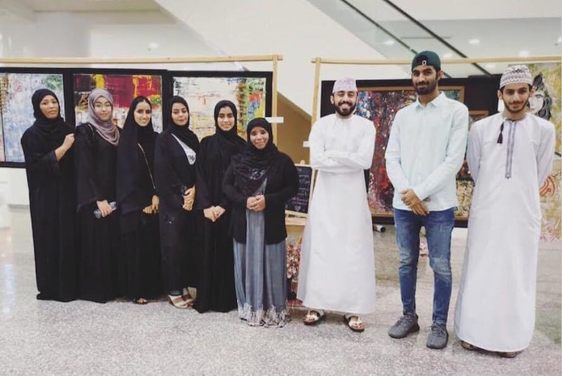 بالصور: أعمال فنية عُمانية معروضة للزوار في القرم