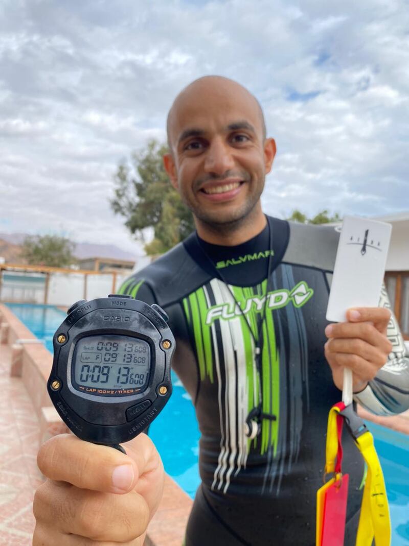 غواص عماني يسجل رقمًا قياسيًا عالميًا ببقائه تحت الماء أكثر من 9 دقائق