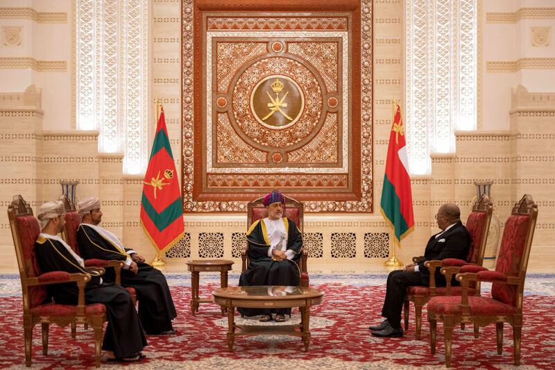 بالصور: جلالة السلطان يتقبّل أوراق اعتماد مجموعة من السفراء