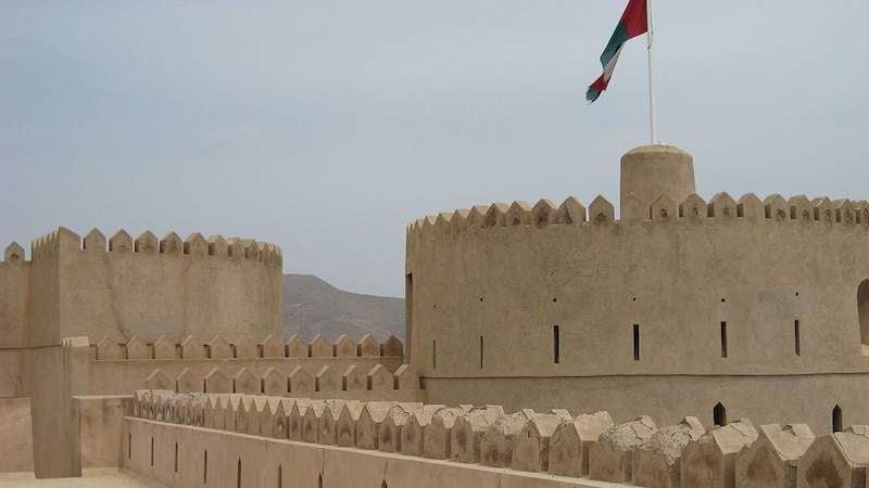 عُمان بين الإمامة والنباهنة والصلوت..إضاءة بين عامي 809 هـ ـ 1034 هـ