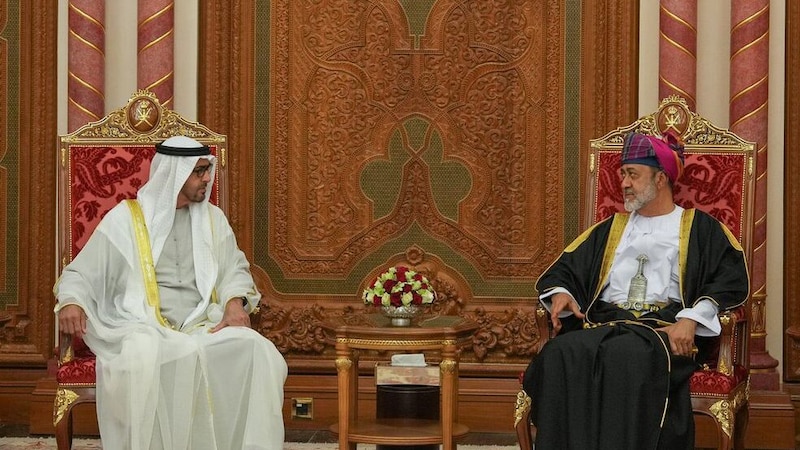 السفير الإماراتي يكتب: في العيد الوطني العماني؛ تهنئة إماراتية من القلب
