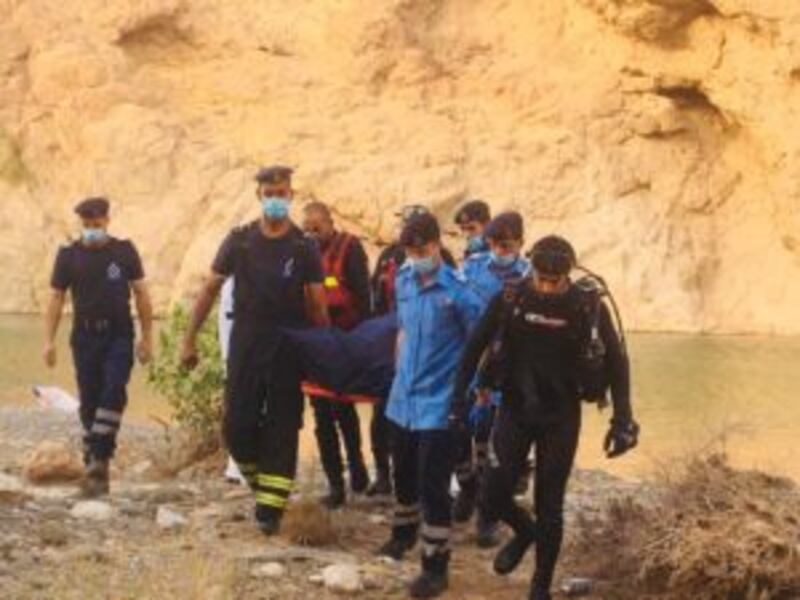 بالصور: انتشال جثة غريق من وادي ضيقة
