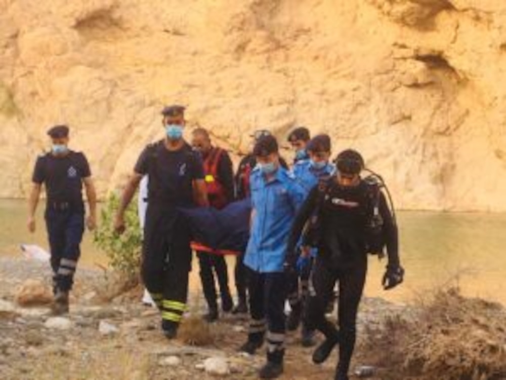 بالصور: انتشال جثة غريق من وادي ضيقة