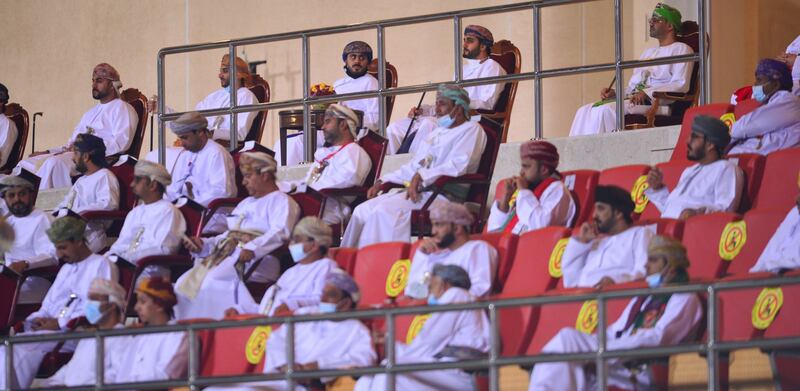 “مناوشات” بين مسؤول ورؤساء أندية