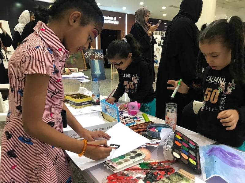 بالصور: أعمال فنية عُمانية معروضة للزوار في القرم