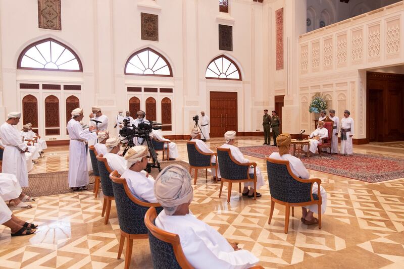 بالصور: جلالة السلطان يلتقي بشيوخ شمال الشرقية