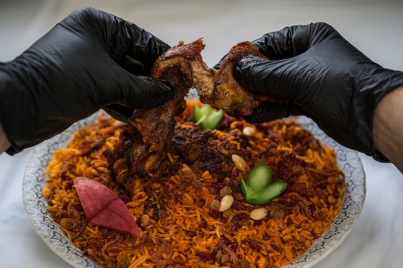 إذا كنت تعتقد بأن قفازات الأكل آمنة اقرأ هذا الخبر 