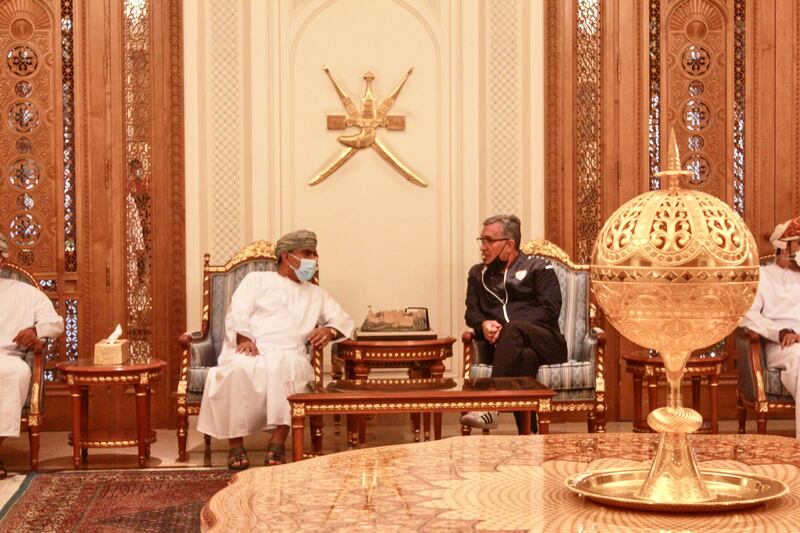 بالصور: مطارات عمان تستقبل منتخبنا الأول بتحية الماء