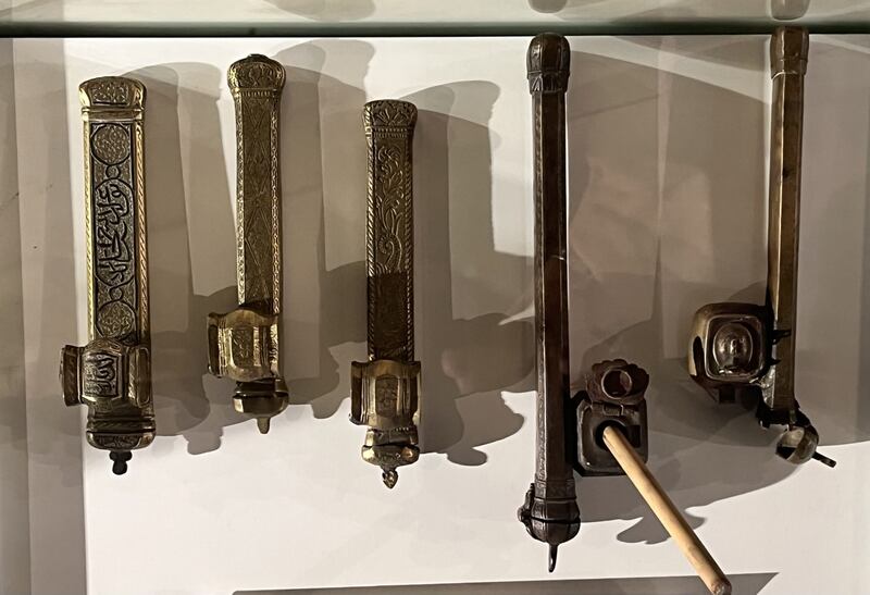 بالصور: محابر عُمانية قديمة ومكاييل نحاسية لوزن الحبوب عليها طغرائية أحد السلاطين