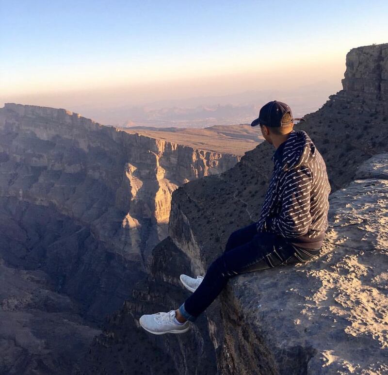 أوصى بنشر مقاطعه المرئية بعد وفاته: قصة شاب عُماني مع “السرطان”