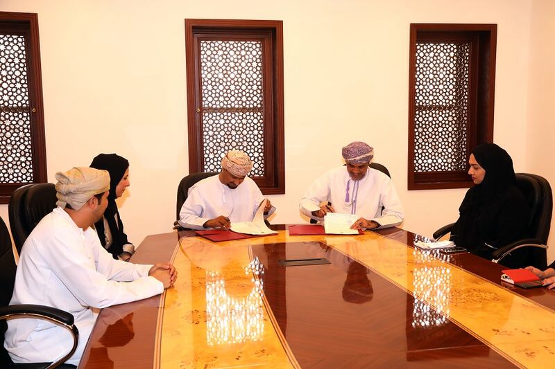 تركيب أدوات رياضية على شواطئ في مسقط