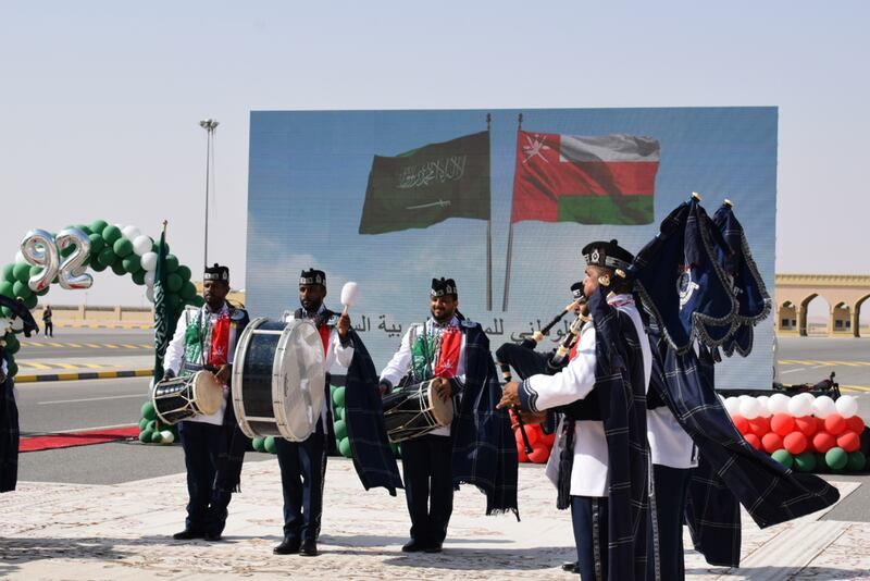 بالصور: احتفالية من “الاحتفالات الوطنية” وشرطة عُمان السلطانية باليوم الوطني السعودي