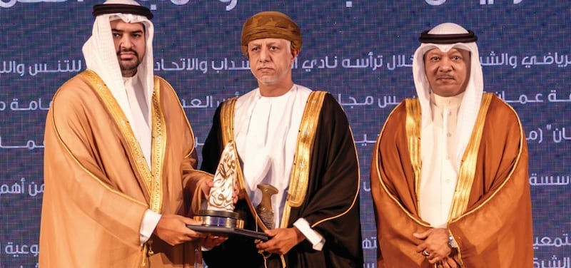 ممثلا عن سلطنة عُمان: تكريم خالد الزبير بجائزة الشيخ عيسى بن علي آل خليفة للعمل التطوعي