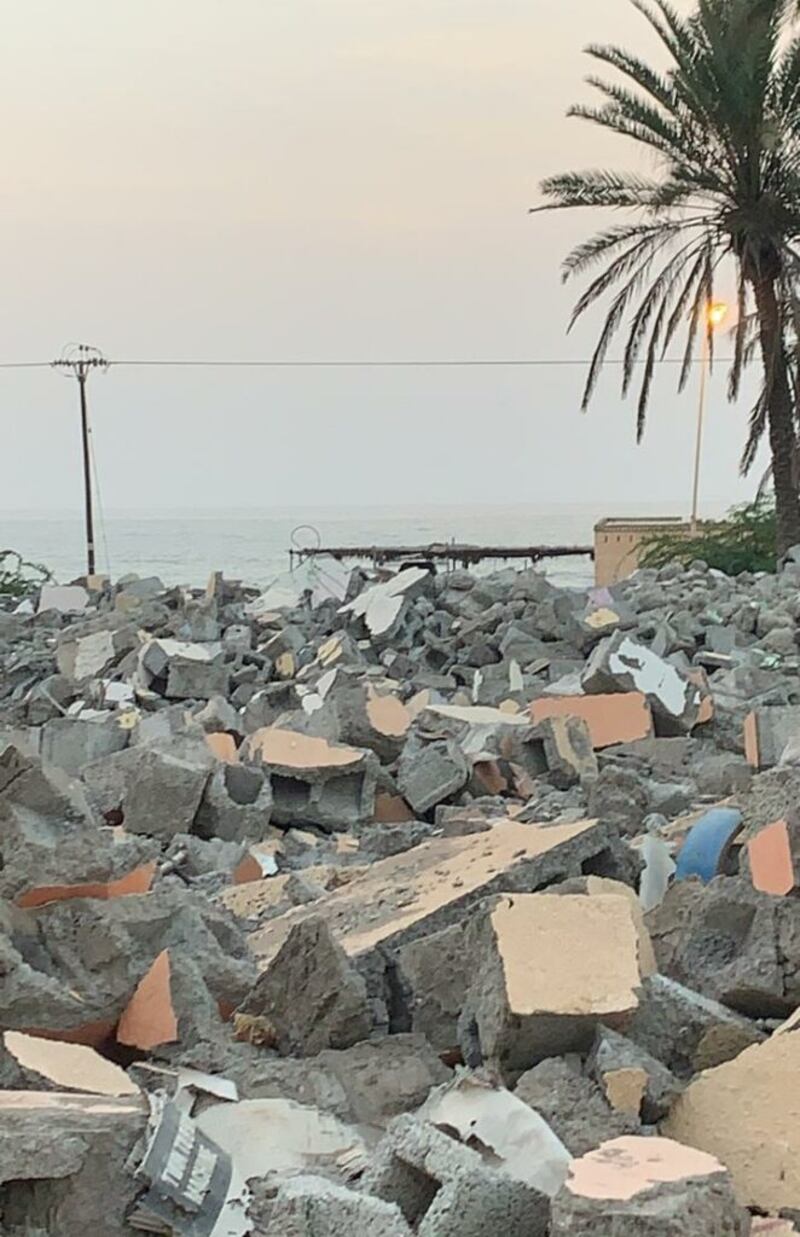 بيوتٌ مُهدّمة وأوساخٌ متراكمةٌ على طريق الباطنة الساحلي؛ فمن المسؤول؟