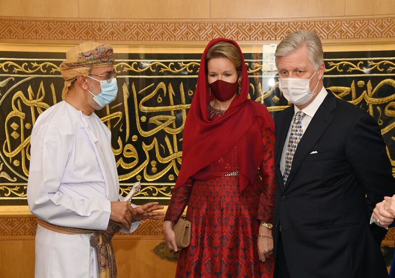 بالصور: ملك البلجيكيين وقرينته يزوران جامع السلطان قابوس الأكبر