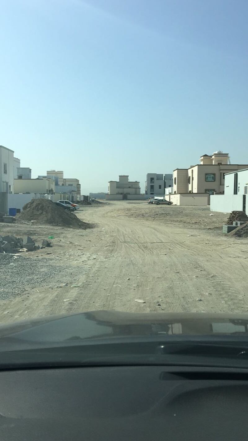 حي سكني في المعبيلة بلا خدمات..ومواطنون يؤكدون: المنظر لا يليق بمسقط وأضرار جسيمة لحقت بنا