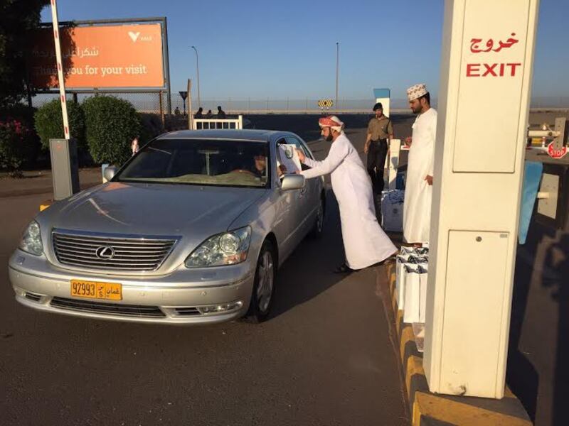 نقابة تستقبل عمالها بالهدايا وتحتفل بهم