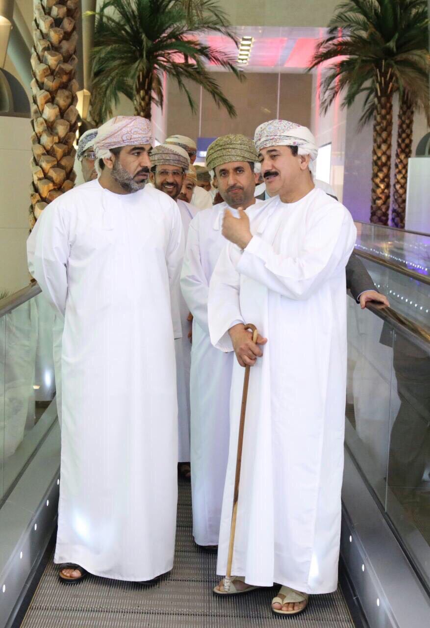 بالصور: وزير المكتب السلطاني يتابع سير العمل في مطار مسقط الدولي