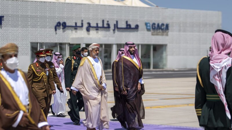 بالصور: جلالة السلطان يغادر السعودية