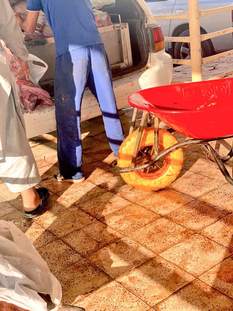 بالصور: مسلخ بلا نظافة، ولا اشتراطات صحية