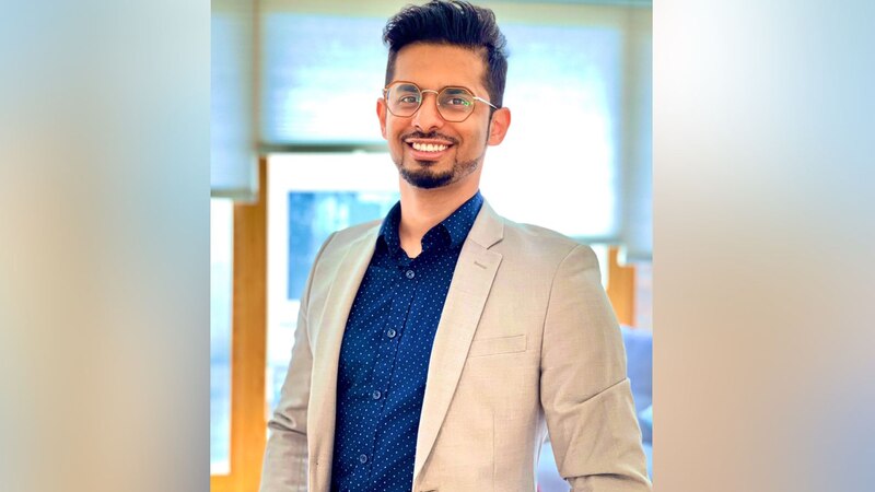 طبيب عماني يحصد جائزة الامتياز في التدريس الجراحي، وهنا ملامح من قصته