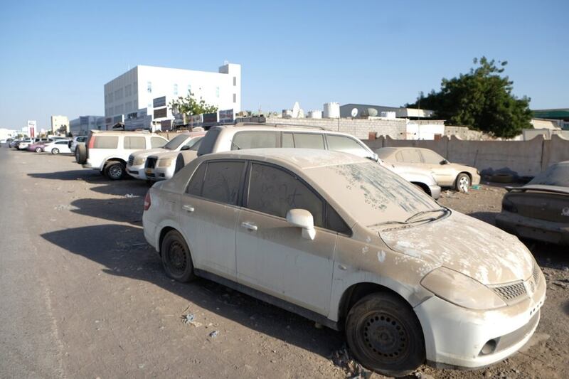 سحب “سيارات مُهملة”.. وبلدية مسقط توضح الغرامات على مالكيها