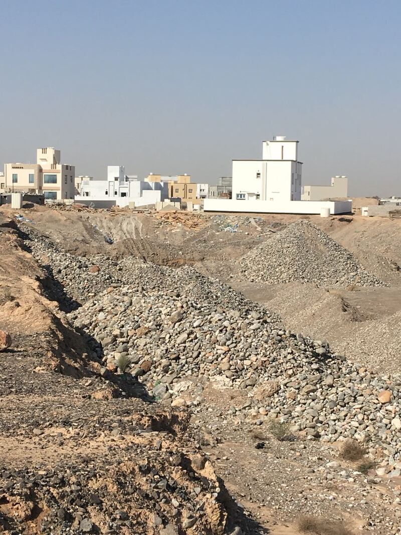 حي سكني في المعبيلة بلا خدمات..ومواطنون يؤكدون: المنظر لا يليق بمسقط وأضرار جسيمة لحقت بنا