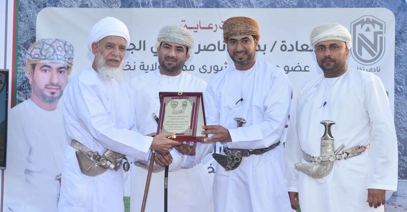 بنك مسقط يفتتح مشروع تعشيب ملعب فريق الأبيض بولاية نخل ضمن برنامج “الملاعب الخضراء”